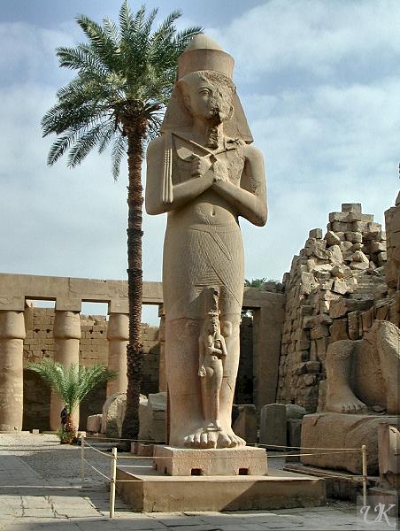 Temple of Karnak statue of Ramses II with his daughter Bintanath