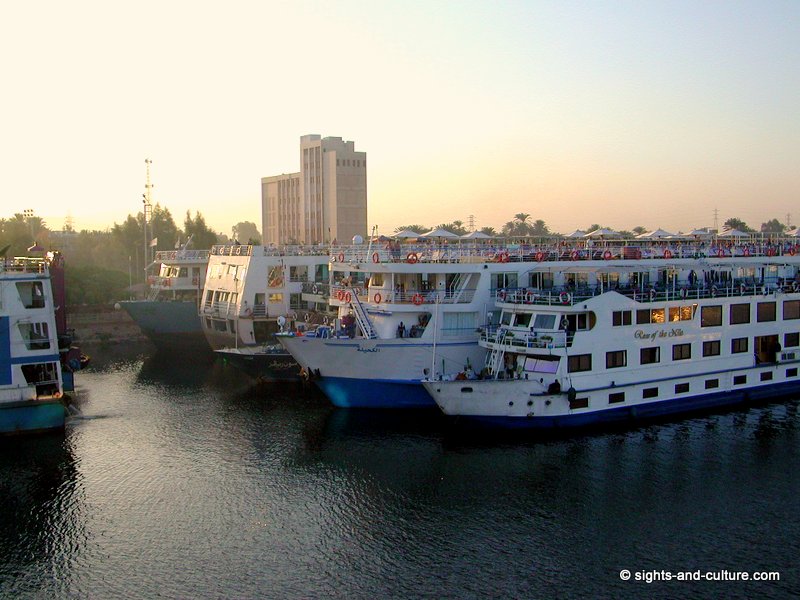 http://www.sights-and-culture.com/Egypt/Ships-Edfu-7051.jpg