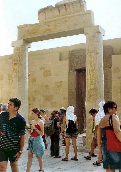 Theben-West  mortual temple of Hatshepsut court