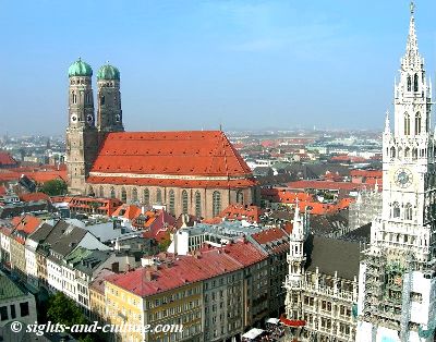 München Blick vom Alten Peter auf die Frauenkirche und das Neuse Rathaus