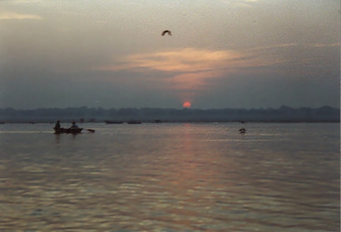 http://www.sights-and-culture.com/India-Varanasi/Sunrise-at-the-Ganges.jpg