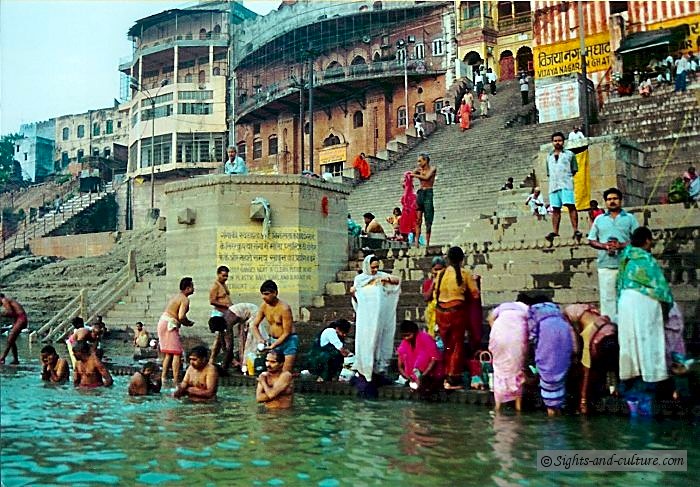 http://www.sights-and-culture.com/India-Varanasi/Varanasi-bath-in-the-Ganges.jpg