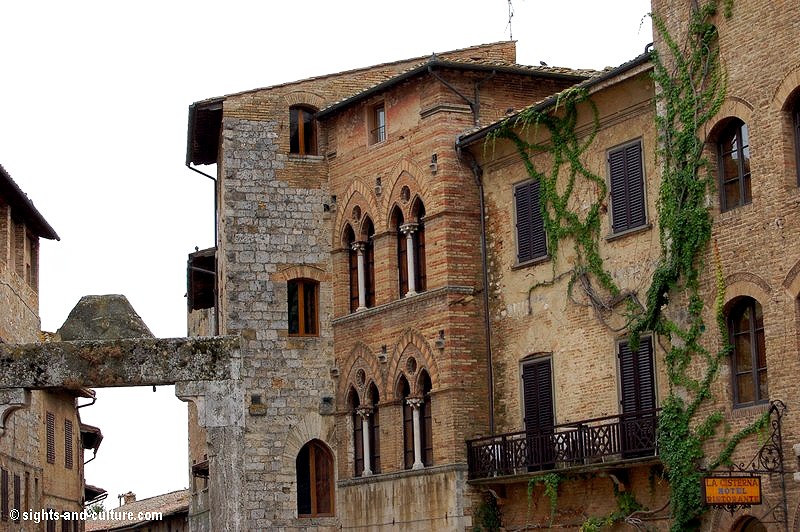 San Gimignano piazza della cicsterna - detail