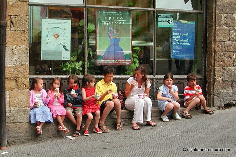 San Gimignano Piazza della Cicsterna - ice cream