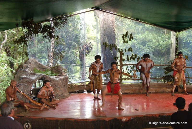 Aboriginal dancers at Kuranda Rainforeststation