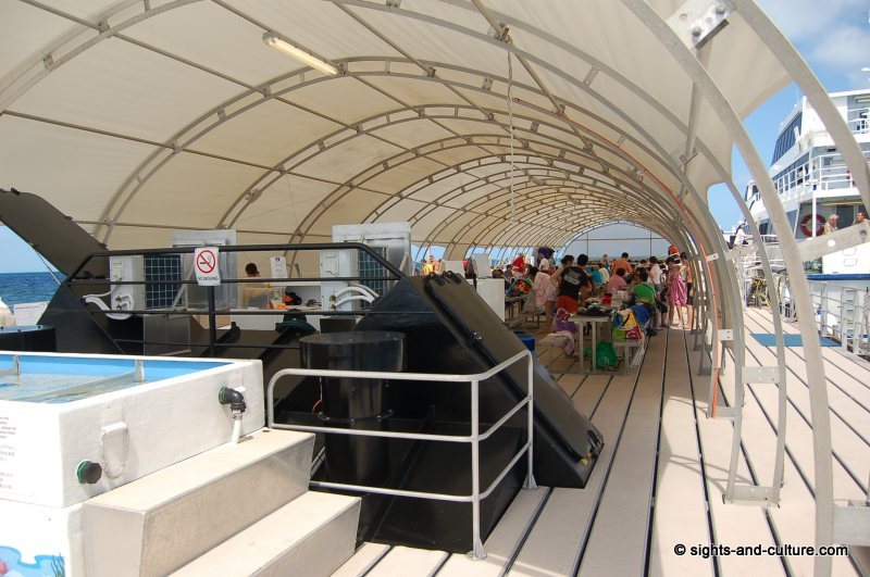 Great Barrier Reef - sunlover cruise pontoon