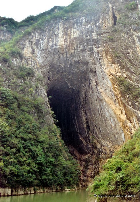 Shennong river gorge cave