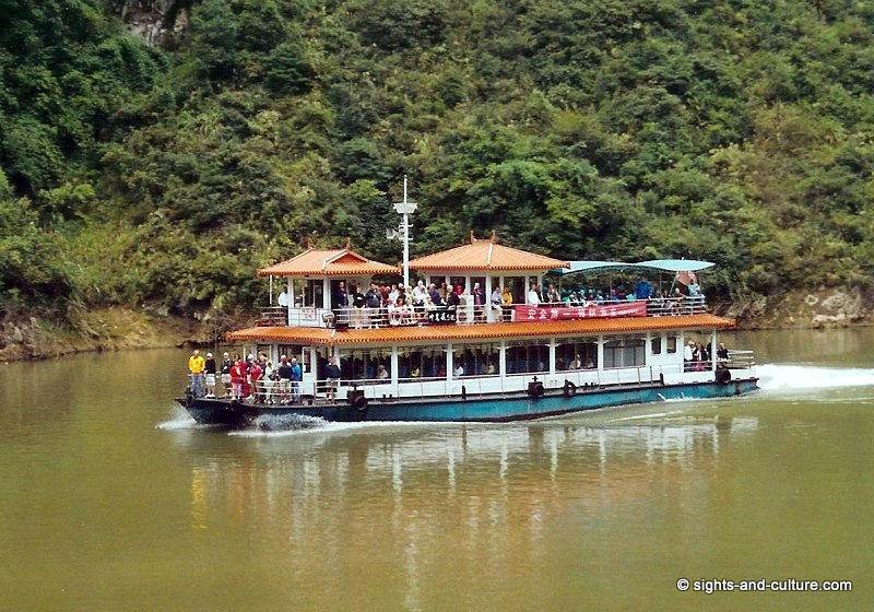 Shennong river - tourist boat