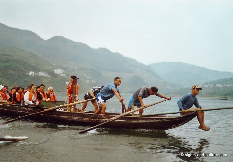 Shennong river - excursion with Tujia people on a traditional boat