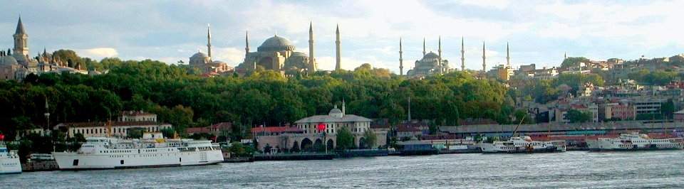 Hagia Sophia and Blue Mosque viewed from the Bosphorus gesehen