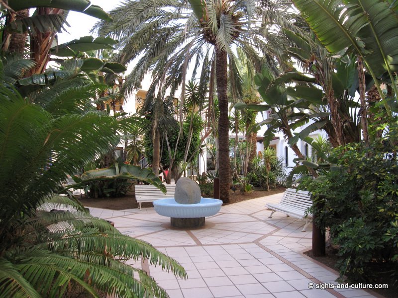 San Agustin IFA Beach hotel courtyard